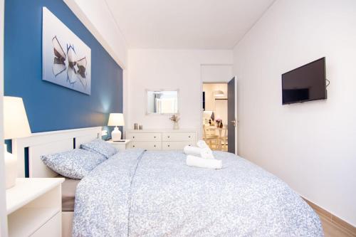 Sweet 2 bedroom apartment in Greek colors