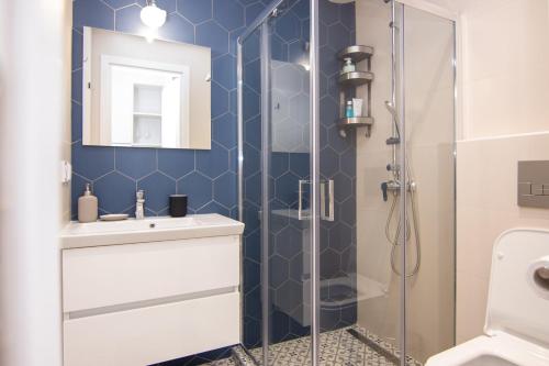 Sweet 2 bedroom apartment in Greek colors