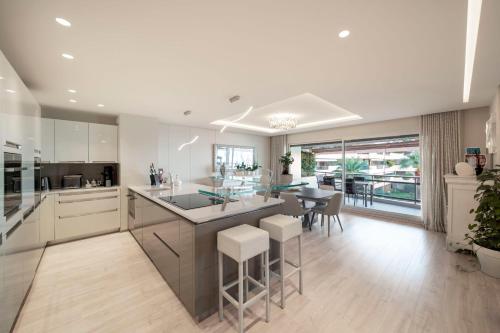 une grande cuisine avec un îlot et une salle à manger dans l'établissement REF 1924 - Cannes Croisette - Sea view apartment for rent, à Cannes