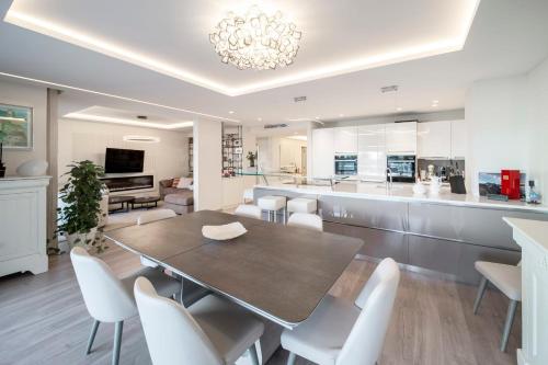 une cuisine et une salle à manger avec une table et des chaises dans l'établissement REF 1924 - Cannes Croisette - Sea view apartment for rent, à Cannes