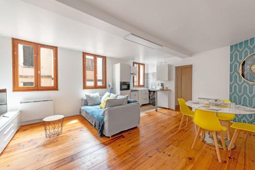 un salon avec un canapé et une table dans l'établissement Duplex moderne - Capitole - Métro - T2 haut de Gamme, à Toulouse