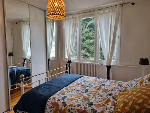 une chambre avec un lit et une grande fenêtre dans l'établissement Grand T2 centre ville proche pistes ski et thermes, à Luchon