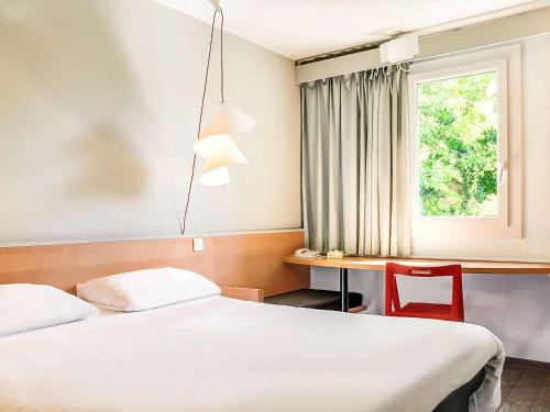 Postel nebo postele na pokoji v ubytování ibis Montélimar Nord