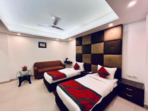Ένα ή περισσότερα κρεβάτια σε δωμάτιο στο Hotel The Gold Inn - Walking Distance From Gaffar Market Karol Bagh Delhi