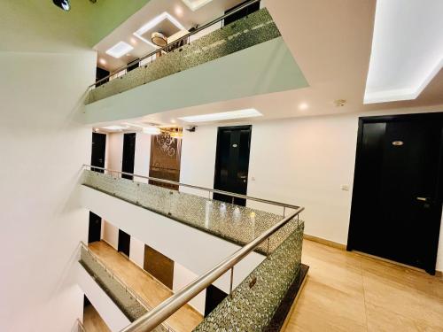 Η κουζίνα ή μικρή κουζίνα στο Hotel The Gold Inn - Walking Distance From Gaffar Market Karol Bagh Delhi