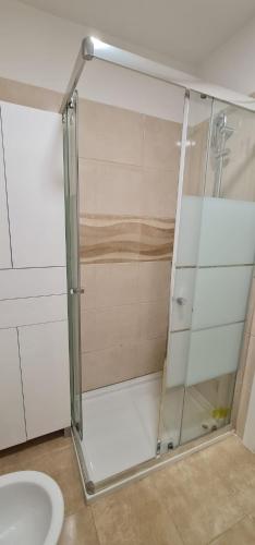 a glass shower in a bathroom with a toilet at Sintra Guest House in Mem Martins