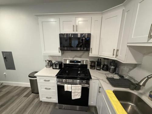 Dapur atau dapur kecil di The Luxury Suite - 1BR with Gym & Office