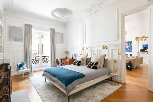 une chambre avec un grand lit avec des oreillers dessus dans l'établissement Luxury High End Condo in the Heart of Paris, à Paris