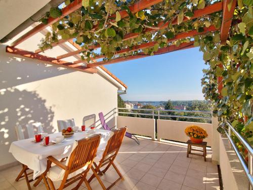 Apartments Ceja near sea