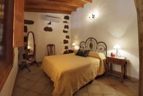 a bedroom with a bed in a room at Casa Rosiana in Santa Lucía