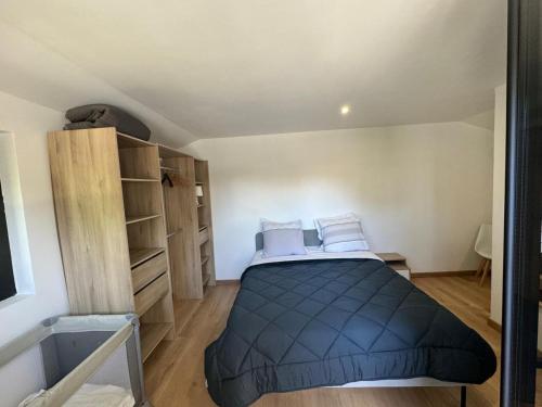 a small bedroom with a bed in a room at villa bord de mer 400 M de la plage in Labenne
