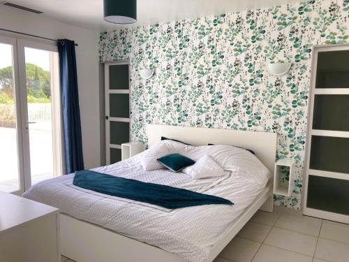 Una cama o camas en una habitación de Lily