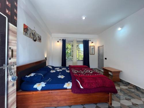 MirikにあるSadnas Homestay Mirikの青いベッドと窓のある寝室