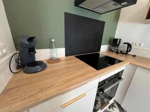 - une cuisine avec un plan de travail et un mixeur dans l'établissement L'Écrin Cosy T2 Hypercentre, à Limoges