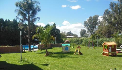 Un jardín fuera de Hotel Aybal