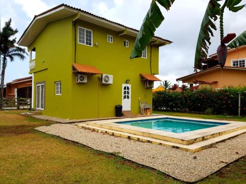 Bazén v ubytování Silveras Beach House nebo v jeho okolí