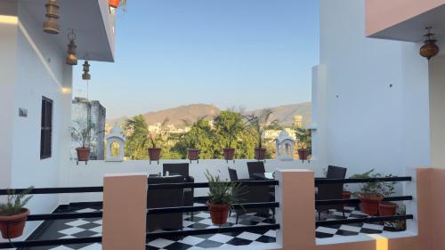 a restaurant with a table and chairs and mountains in the background at Hotel Rising Star in Pushkar