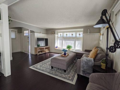 TV a/nebo společenská místnost v ubytování Walker's Paradise 1 with 2 free parking lots