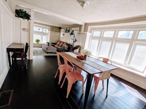 Posezení v ubytování Walker's Paradise 1 with 2 free parking lots