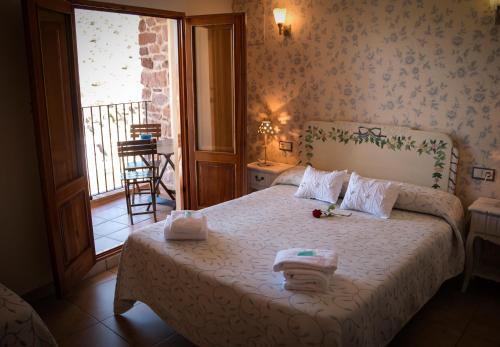 A bed or beds in a room at Hotel Rural L'Antic Portal