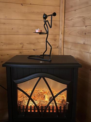 a statue of a man with a telescope over a fireplace at Casa kintsugi in Masquefa