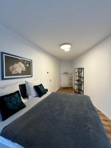 a bedroom with a large bed with blue pillows at Zeitperlewohnen Petrol in Witten