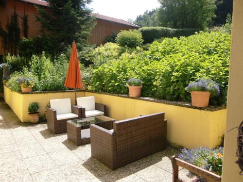 Un jardín fuera de Hotel Garni Zeranka