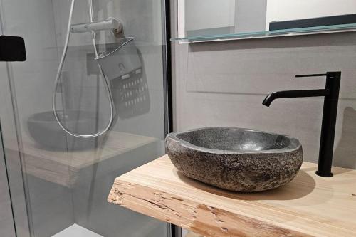 une salle de bain avec un lavabo en pierre et une douche dans l'établissement Val Thorens, plein Centre, 8 pers, 3 chb, vue ouf!, à Val Thorens