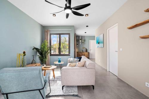 Posezení v ubytování Bonaire Beach Apartment 4 with communal pool and diving facilities