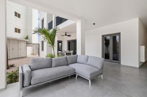 Posezení v ubytování Bonaire Beach Apartment 4 with communal pool and diving facilities