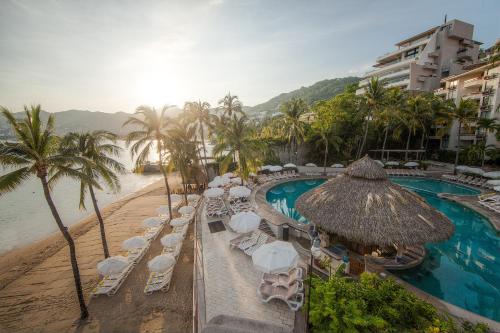 En udsigt til poolen hos Park Royal Beach Acapulco - All Inclusive eller i nærheden