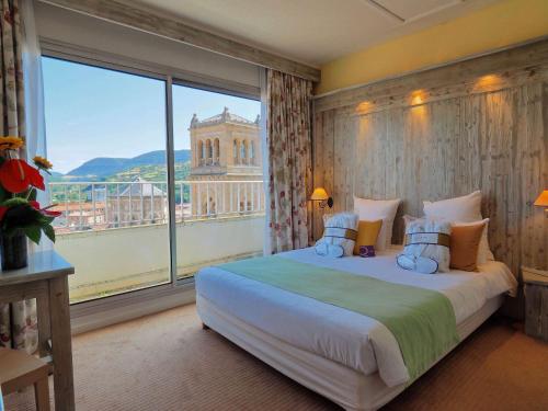 Postel nebo postele na pokoji v ubytování Mercure Millau