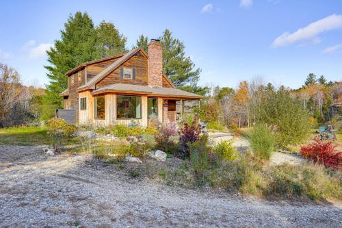 ein Holzhaus mitten auf einem Feld in der Unterkunft Near Okemo Slopes Peaceful Home with Trail Access in Andover