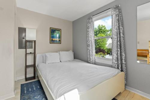 un dormitorio con una cama y una ventana en South Haven 5BR Near Lake Michigan, en South Haven
