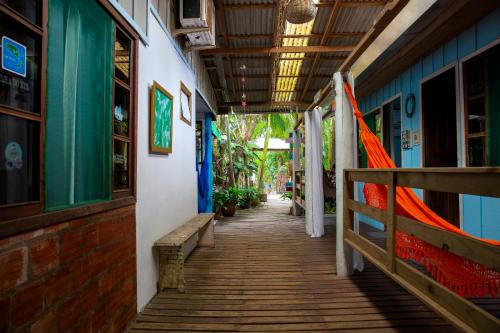 a corridor of a building with a wooden walkway at Pousada Canto da Sereia in Ilha do Mel