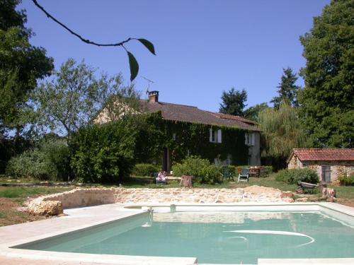 une piscine vide en face d'une maison dans l'établissement La Petite Croisée Verte, à Veyrines-de-Vergt