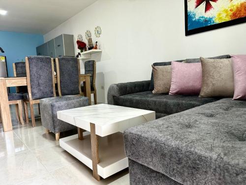 a living room with a couch and a table and chairs at Apartamento en Coveñas cómodo y acogedor in Coveñas