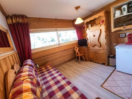 une petite chambre avec un lit dans une cuisine dans l'établissement Studio cosy pour 2 personnes au pied des pistes, Les Menuires - Quartier de Brelin - FR-1-452-12, aux Menuires
