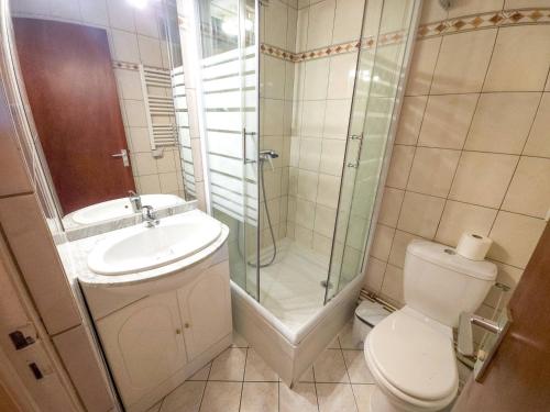 une salle de bain avec une douche, des toilettes et un lavabo dans l'établissement Appartement cosy aux Menuires, pieds des pistes - FR-1-452-10, aux Menuires