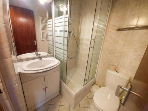 une salle de bain avec une douche, un lavabo et des toilettes dans l'établissement Studio style chalet, pied des pistes, Les Menuires, 2 pers., 3 flocons 