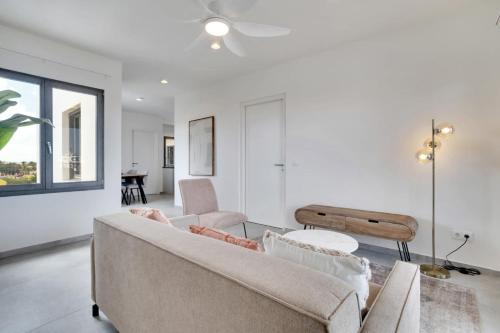 Posezení v ubytování Bonaire Beach Apartment 16 with communal pool and diving facilities