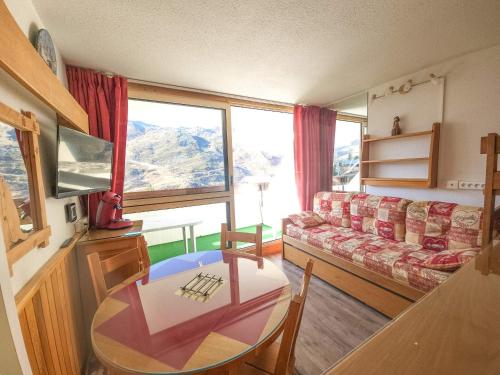 un salon avec un canapé et une table dans l'établissement Studio confort 3 pers, proche pistes, balcon sud-ouest - FR-1-452-26, aux Menuires