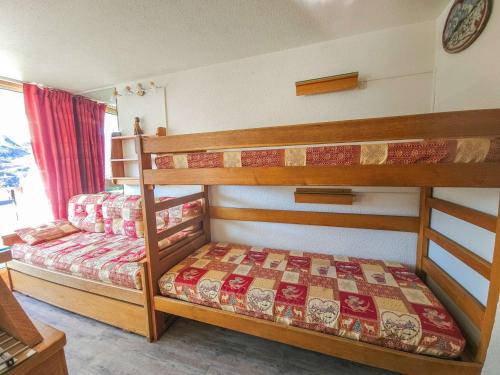 - une chambre avec 2 lits superposés dans une maison dans l'établissement Studio confort 3 pers, proche pistes, balcon sud-ouest - FR-1-452-26, aux Menuires