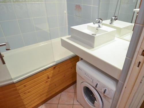 une salle de bain avec un lavabo et une machine à laver dans l'établissement Studio équipé au pied des pistes, Les Menuires - FR-1-452-103, aux Menuires