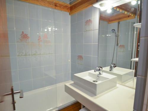 une salle de bain avec un lavabo, une douche et une baignoire dans l'établissement Studio équipé au pied des pistes, Les Menuires - FR-1-452-103, aux Menuires