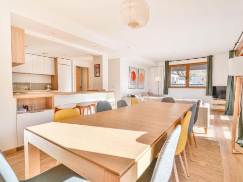 une cuisine et une salle à manger avec une table et des chaises en bois dans l'établissement Magnifique T5 rénové 10 pers, lumineux à Morzine - FR-1-684-23, à Morzine