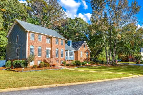 Κήπος έξω από το about 30 Mi to Atlanta - The Wellness Manor with Deck!