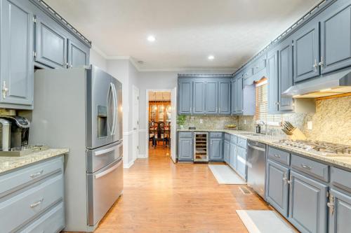 Η κουζίνα ή μικρή κουζίνα στο about 30 Mi to Atlanta - The Wellness Manor with Deck!