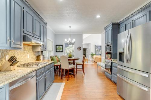 Η κουζίνα ή μικρή κουζίνα στο about 30 Mi to Atlanta - The Wellness Manor with Deck!