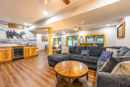 Χώρος καθιστικού στο Carefree Wisper-new Build, Hot Tub, Bbq & Ev